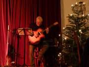 Kultur im Schloss Pudagla: Gitarrenmusik unterm Weihnachtsbaum.