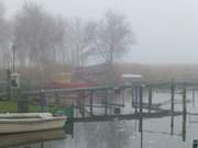 Trbes Wetter auf Usedom: Achterwasserhafen Loddin im Nieselregen.