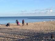 Die Wanderung am Strand beginnt: Familie an der Ostsee.