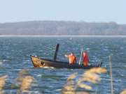 Auf dem Achterwasser bei Usedom: Fischerboot aus Koserow.