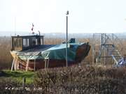 Winterfest: Fischerboot im Achterwasserhafen des Ostseebades Koserow.