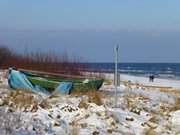 Fischerboot in der Dne: Kaiserbad Bansin auf Usedom im Winter.