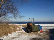 Winter auf Usedom: Fischerboot am Ostseestrand von Klpinsee.