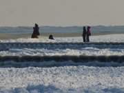 Etwas wagemutig: Familie am uersten Eisrand der Ostsee.