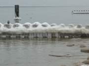 Seebad ckeritz auf Usedom: Vereiste Buhne in der Ostsee.