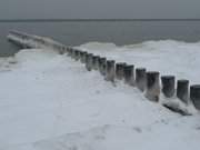 Eisbarrieren auf der Ostsee: Auf dem Strand von ckeritz.