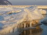 Ornamentierter Eisrand: Eisbarrieren im Sonnenschein.