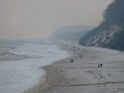 Ein breiter Eisgrtel liegt am Ostseestrand von ckeritz.