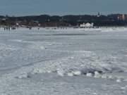 Immer noch viel Eis am Strand: Ostseebad Ahlbeck auf Usedom.