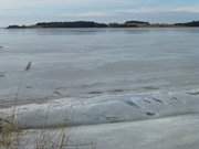 Eis auf dem Achterwasser: Im Hintergrund das Loddiner Höft.