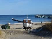 Noch gibt es Eisbarrieren: Fischerboote am Koserower Strand.