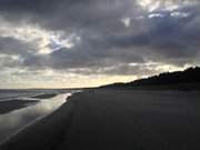 Wanderer auf dem Ostseestrand zwischen Trassenheide und Zinnowitz.