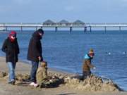 Fr Kinder das Grte: Sandburgenbau am Ostseestrand von Ahlbeck.