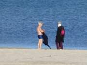 Mitte Februar am Strand des Ostseebades Ahlbeck: Vorbereitung zum Baden.