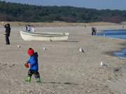 Kinderspiel im Strandsand: Das Ostseebad Trassenheide im Februar.