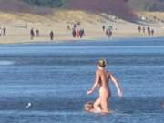 Winterbad am Strand des Ostseebades Trassenheide auf Usedom.