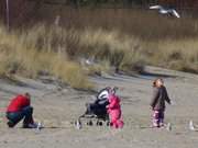 Kinderspa: Mwenfttern auf dem Ostseestrand von Trassenheide.