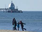 Ostseestrand von Zempin: Im Hintergrund die Seebrcke von Zinnowitz.