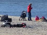 Urlaub auf Usedom: Ruhepause auf dem Strand des Seebades Zempin.