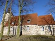 Besonnt: Kirchenschiff der Lyonel-Feininger-Kirche zu Benz.