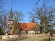 Wunderbares Panorama in der Sonne: Die Dorfkirche von Mellenthin.