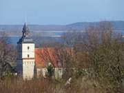 Blick vom Mhlenberg: Benzer Kirche vor dem Schmollensee.