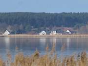 Blick ber das Achterwasser: Ferienhuser in Ltow auf dem Gnitz.