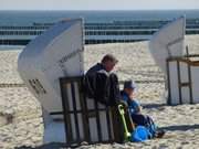 Erstes Sonnenbad: Strandkorb auf dem Sandstrand von Koserow.