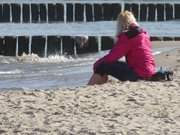 Urlaub an der Ostsee: Rast auf dem Sandstrand von Stubbenfelde.