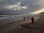 Wechselhaftes Wetter: Kinder am Strand von Stubbenfelde.