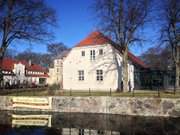 Mellenthiner Wasserschloss in der Sonne: Brauerei und Wintergarten.