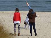 Ein Rad schlagen: Mdchen am Ostseestrand von ckeritz.