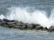 Sturm ber Usedom: Wellen an den Steinpackungen vor dem Streckelsberg.