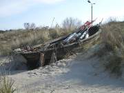 Altes Fischerboot in der Dne: Am Ostseestrand von Trassenheide.