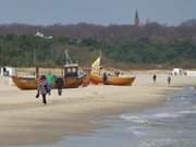 Fischerboote auf dem Ostseestrand zwischen Heringsdorf und Ahlbeck.