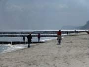 Trotz unsteten Wetters: Wanderer am Strand von Stubbenfelde.