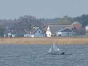 Ferienhuser am Achterwasser: Segelboot vor Zempin.