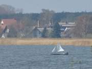 Hinaus auf das Achterwasser: Ein kleines Segelboot auf der Rieck.