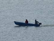 Gegenwind: Mit dem Motorboot auf dem Achterwasser.