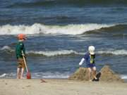 Buddeln im Strandsand: Kinderspiel am Strand von Stubbenfelde.