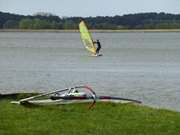 Am Hafen ckeritz: Surfer auf dem Achterwasser.