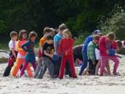 Spielen am Sandstrand: Kinder auf dem Zempiner Strand.