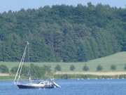 Wassersport auf Usedom: Segelboot auf dem Achterwasser.