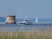 Schifffahrt nahe Usedom: Knstliche Insel im Greifswalder Bodden.