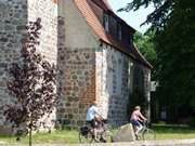 Auf den Spuren Feiningers: Radfahrer an der Benzer Kirche.