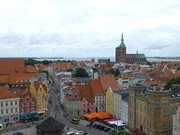 Neuer und im Hintergrund Alter Markt: Die Altstadt von Stralsund.