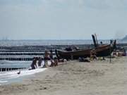 Fischerboot am Ostseestrand: Klpinsee im Seebad Loddin.