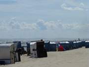 Am Ostseestrand von Klpinsee: Strandkrbe in der Sommersonne.