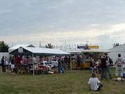 Dunkle Wolken ziehen auf: Loddiner Festplatz am Achterwasser.