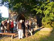 In der Abendsonne: Theatervorstellung in der Koserower Kirche.